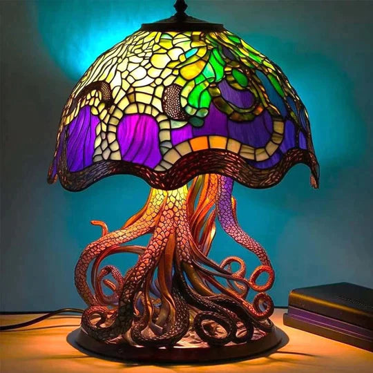 Decorative stained glass table lamp